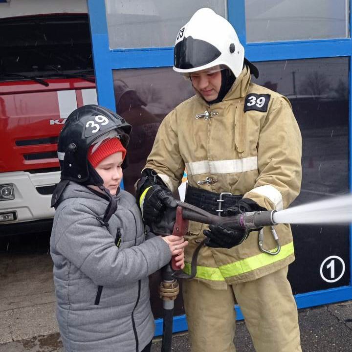 Огнеборцы Славянского пожарно-спасательного гарнизона исполнили мечту ребенка