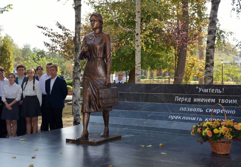 В Молодежном сквере открыли памятник Первой Учительнице 